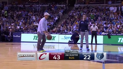 Un spectateur marque panier du milieu du terrain pour gagner... Des frites !!!