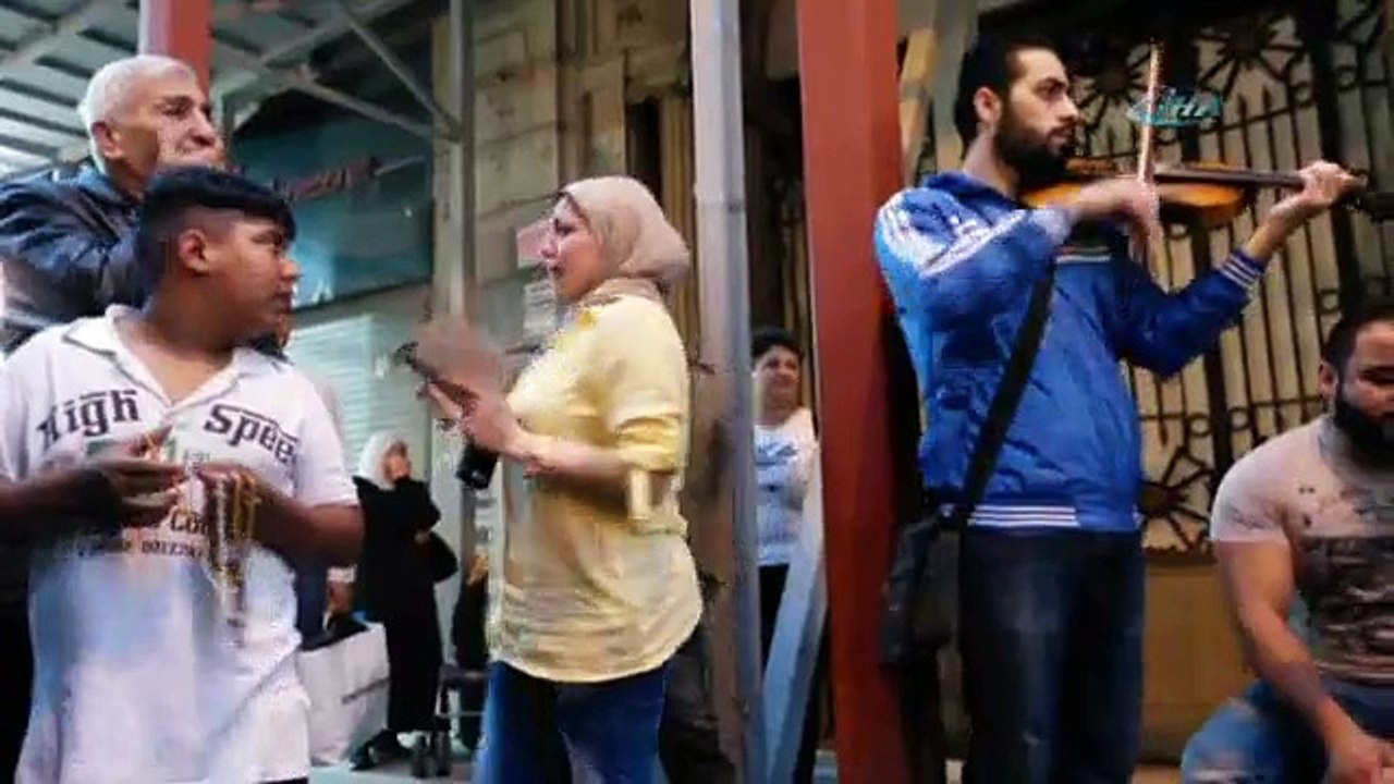 Arapça ezgiler Suriyeli kadını gözyaşlarına bağdu