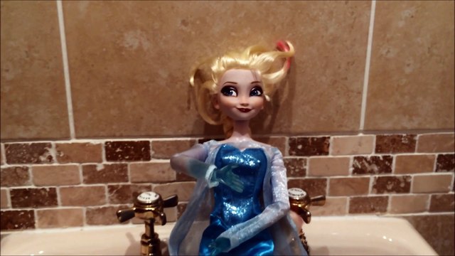 frozen elsa doll poupee else de la reine des neiges Frozen ملكة الثلج Die Eiskönigin – Völlig unverfroren Ψυχρά κι Ανάποδα La Reine des neiges 겨울왕국 Frozen - Il regno di ghiaccio לשבור את הקרח アナと雪の女王 Kraina lodu Холодное сердце (мультфильм) Karlar Ülkesi