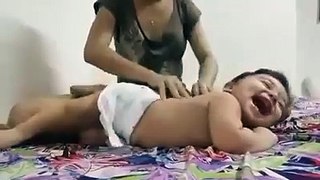Ce bébé adore se faire masser
