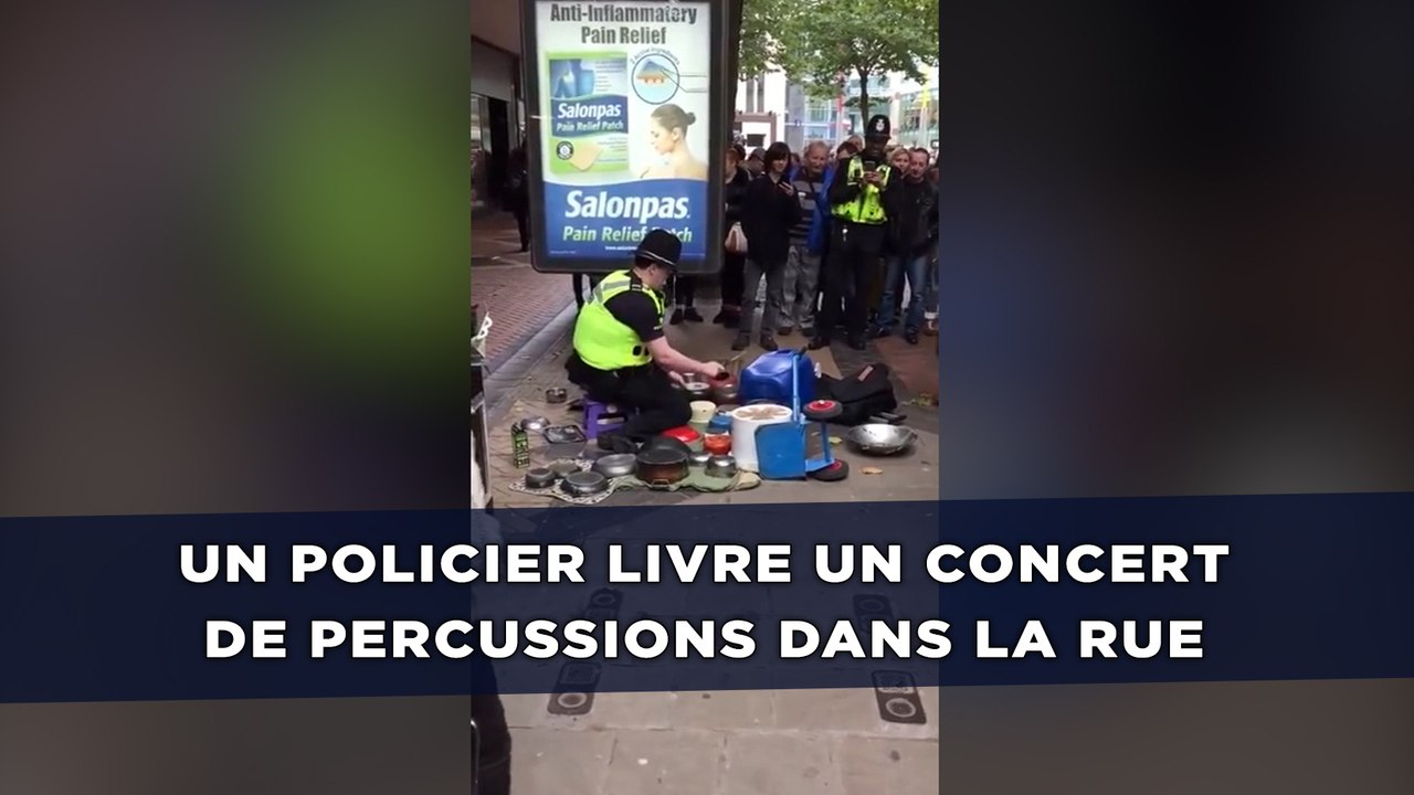 Un policier livre un concert improvisé de percussions dans la rue