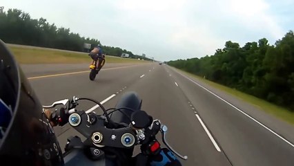 Un motard fait un wheeling sur l"autoroute en tee-shirt et se casse la figure