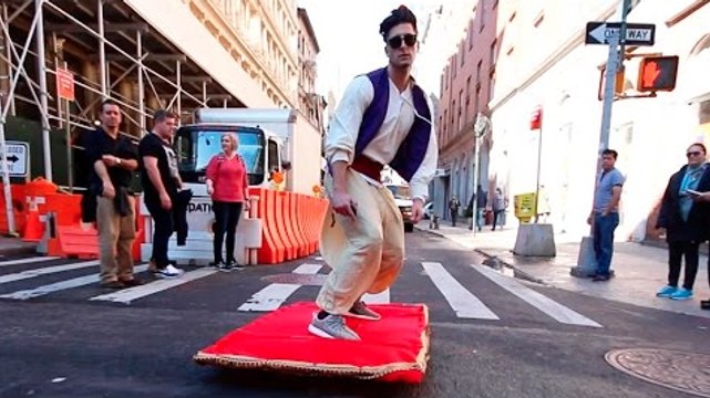 Aladin chevauche son tapis magique dans les rues de NYC sous le regard halluciné des passants