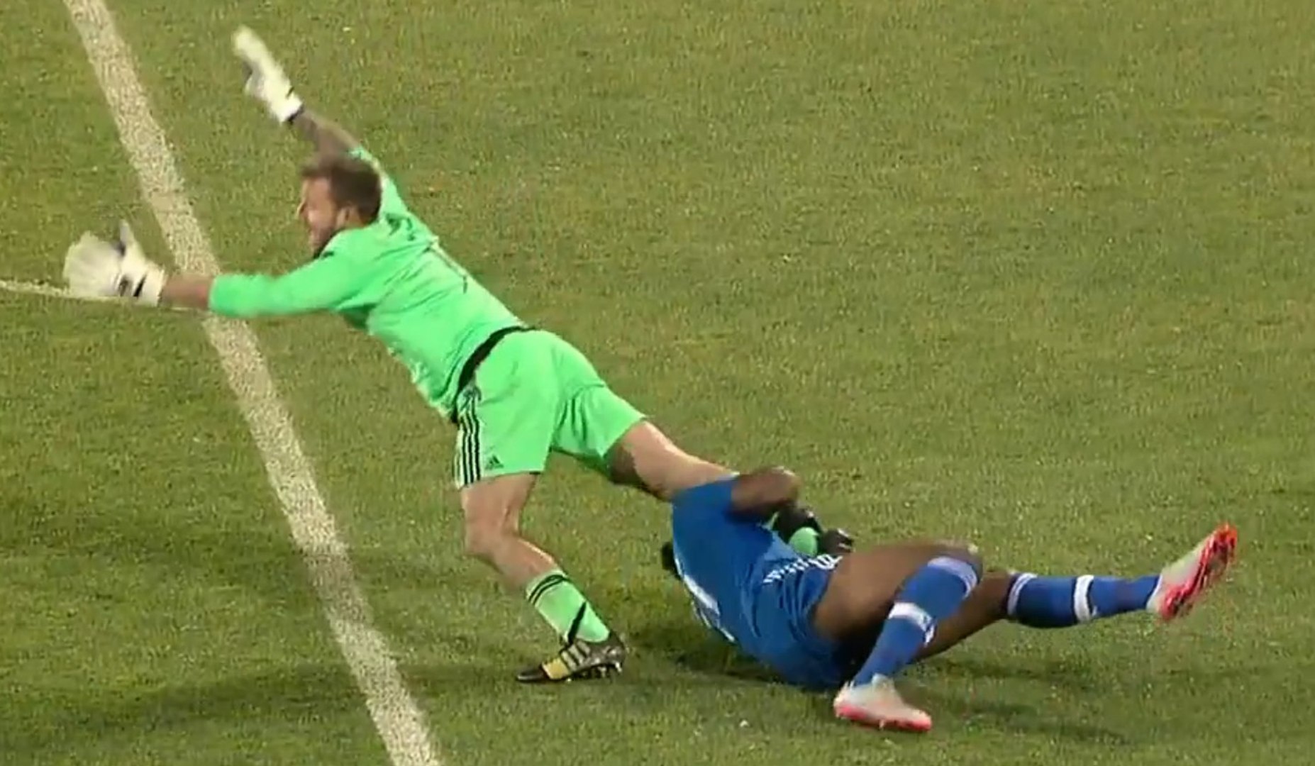 Drogba s'agrippe à la jambe du gardien Steve Clarck!