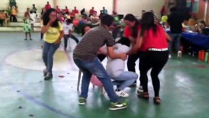 Filipina Women playing balloon popping game, HAHAHA! - Pinoy very funny video