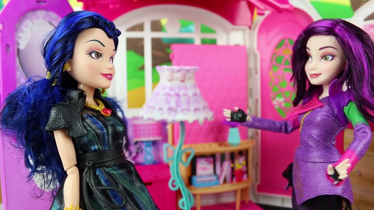 Descendants Evie and Mal are Saved by Elsa and Anna from Frozen. DisneyToysFan