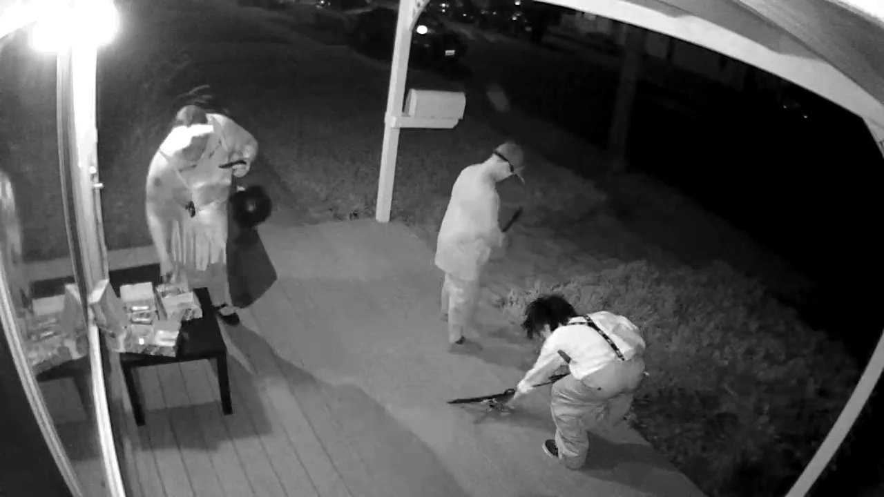 Une femme vient piquer les bonbons d'Halloween aux enfants...