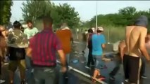 Migrants: Affrontement entre migrants & police en Hongrie| Canons à eau & des gaz lacrymog