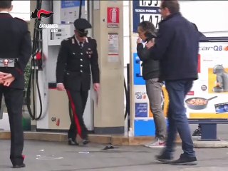 Rapinano un distributore e poi fanno shopping