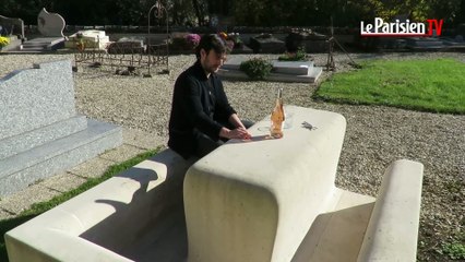 Une table de pique-nique sur la tombe de sa mère