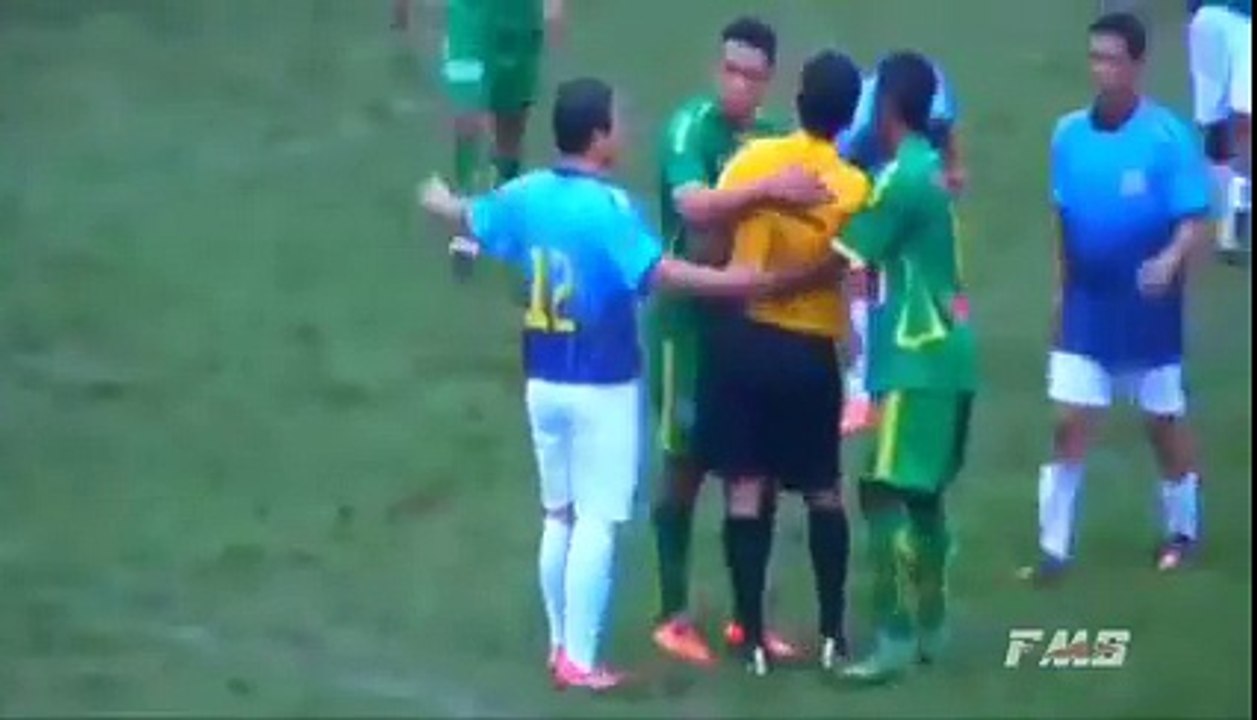 referee vs football players. Players vs Referees ● Craziest reactions