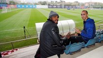 Samuels i Arroyo visiten l'entrenament del FC Barcelona