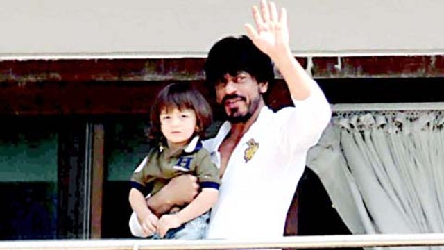 VIDEO Shahrukh Khan, Abram Wave At Fans From Mannat - Shahrukh Khan 50th Birthday