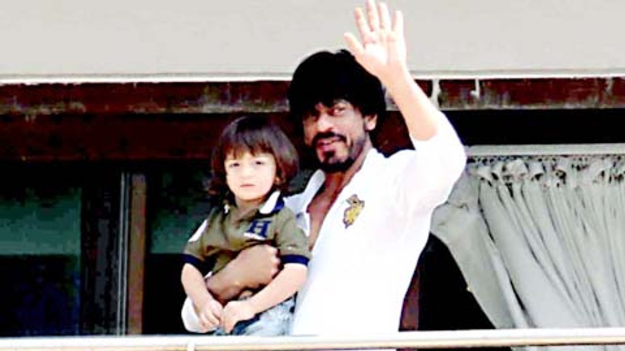 VIDEO Shahrukh Khan, Abram Wave At Fans From Mannat - Shahrukh Khan 50th Birthday