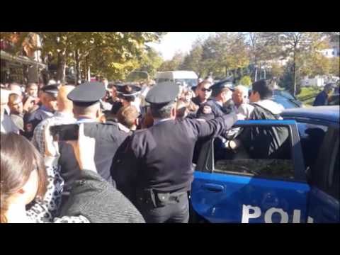 Momenti kur studentja godet me vezë Kryeministrin Edi Rama - Ora News- Lajmi i fundit-