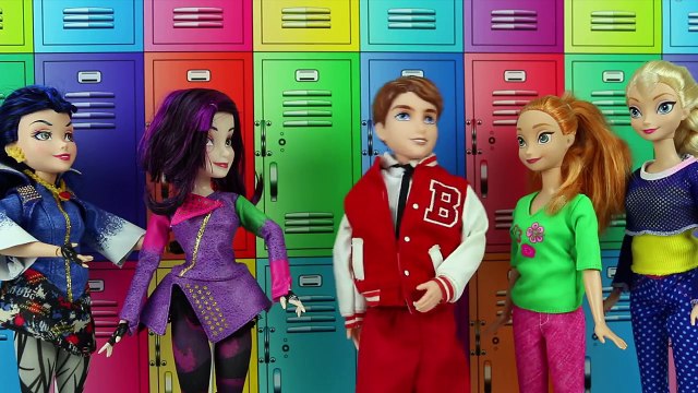 Descendants Evie and Mal are Saved by Elsa and Anna from Frozen. DisneyToysFan