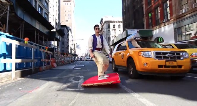 Aladdin surfe sur un tapis volant dans les rues de New-York