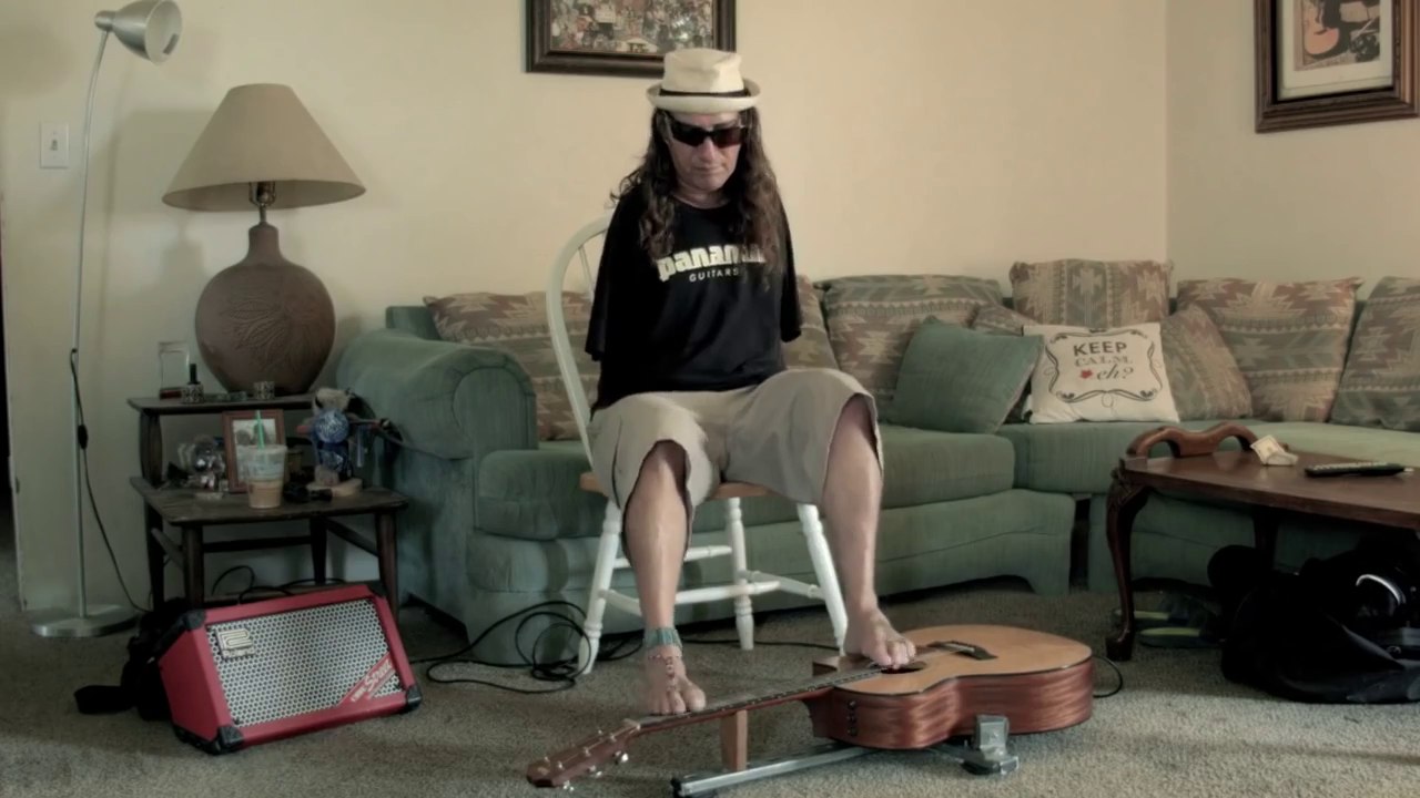 Mark Goffeney joue de la guitare sans bras