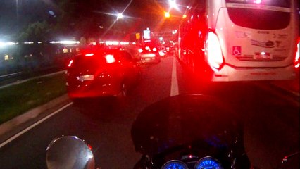 role noturno de Intruder 125 sem riscos ao som do rock`n roll