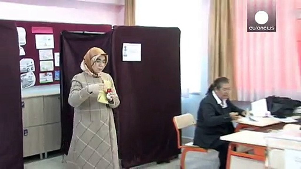 تركيا: الأتراك يدلون بأصواتهم في انتخابات تشريعية حاسمة