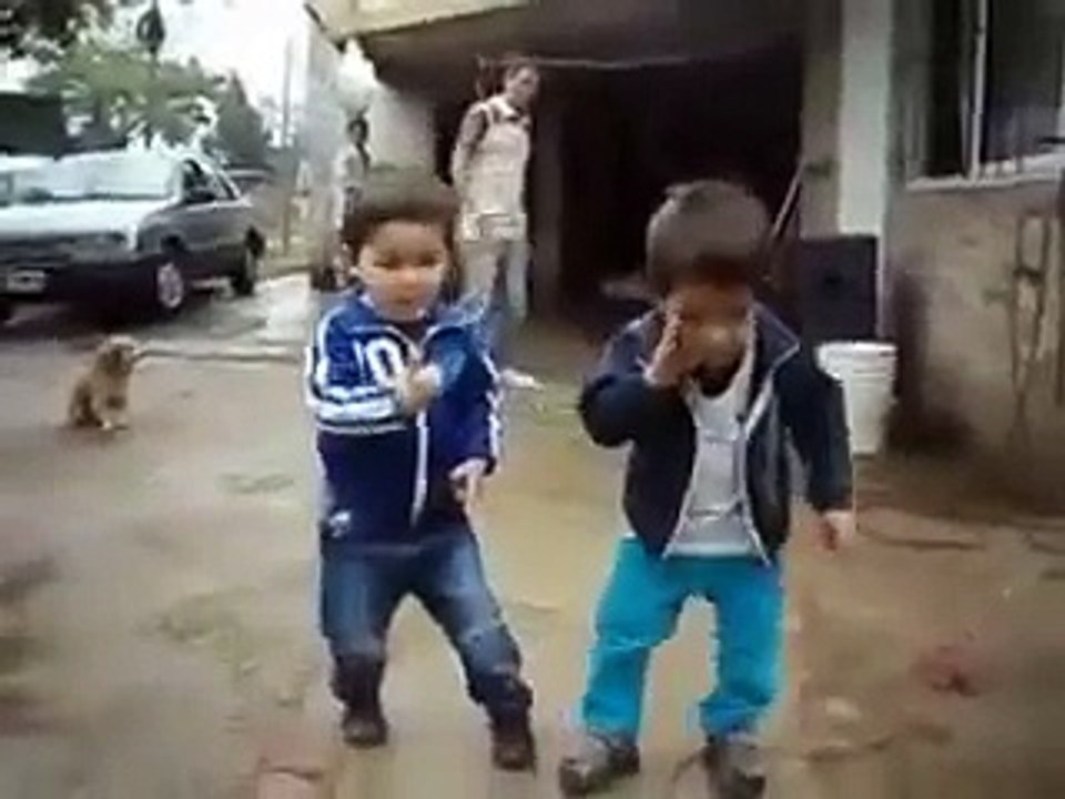 Два тусовщика,смешные, особенно в голубых штаниках
