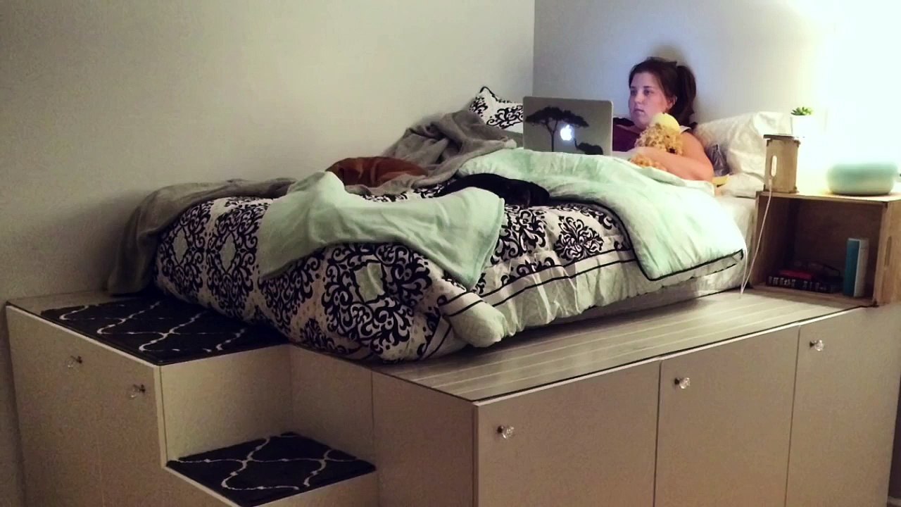 Ce papa installe des armoires de cuisine dans la chambre à coucher, le résultat? Épatant!