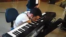 Incredible piano player without arms! Crazy
