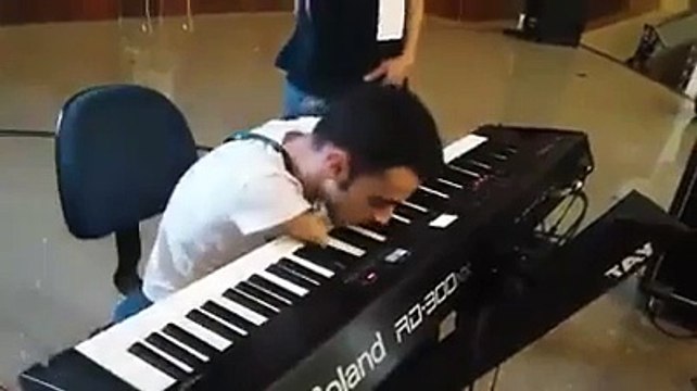 Un pianiste amputé des 2 bras joue de son instrument... Dingue!