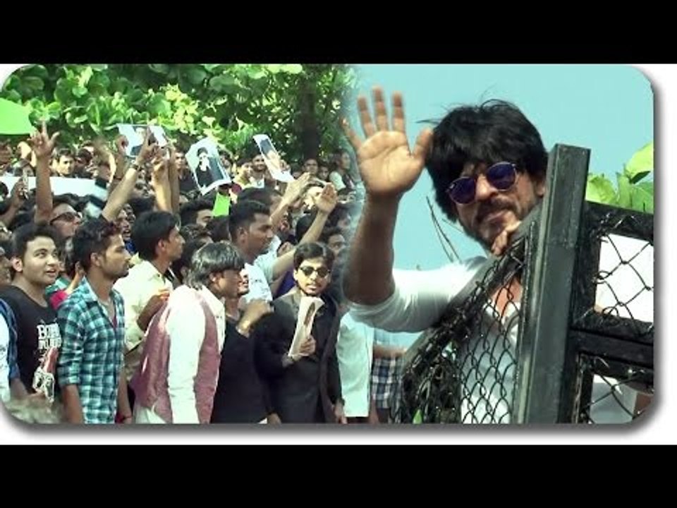 Shahrukh Khan's 50th Birthday Celebration With FANS @ Mannat