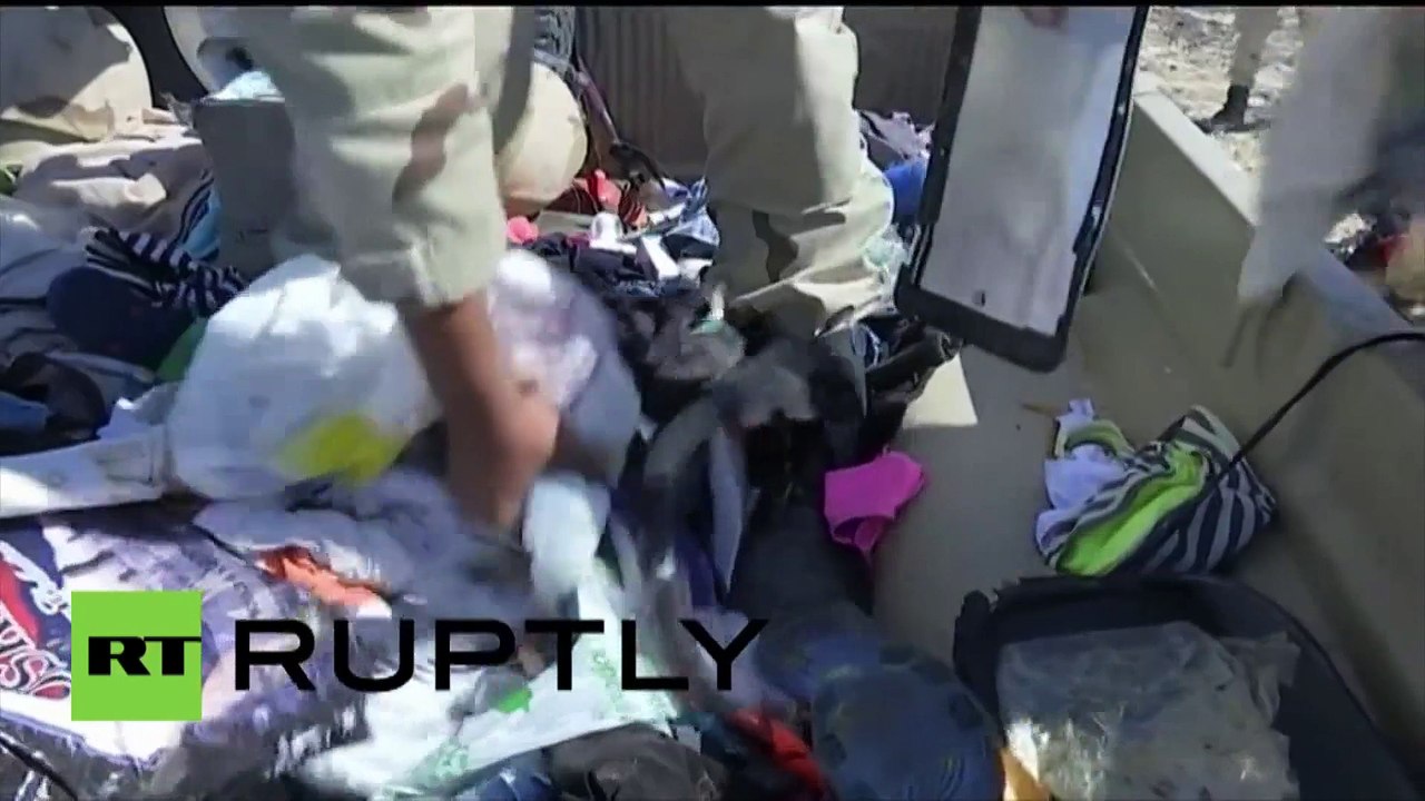 Egypte : les enquêteurs recouvrent les objets personnel visibles sur le site de l’accident de l’A321