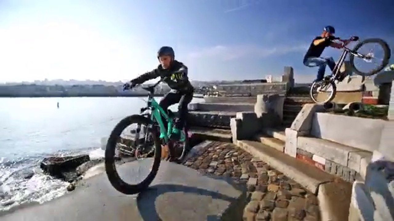 Bicycle Parkour stunts and street racing