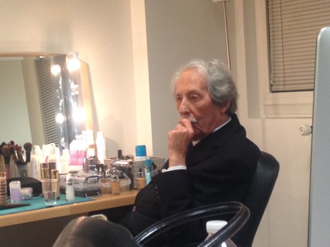 Jean Rochefort pousse la chanson pendant les coulisses d'Equestrian !