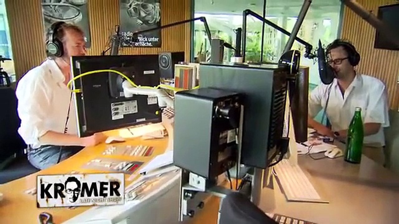 Kurt Kroemer und sein Bim Bam Berlin Souvenir Bär behind the scene