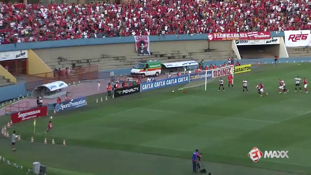 QUE ISSO, MOISÉS? Meia vai bater escanteio e tropeça