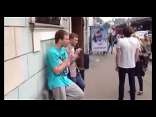 Foi fazer Pegadinha com lutador na Rua e se arrependeu.