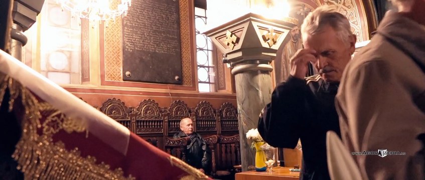 AGORA MEDIA | Elevi şi adulţi din Turda rugându-se pentru victimele din Bucureşti