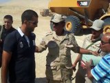 الجيش يوزع وجبات على العاملين بموقع حفر قناة السويس الجديدة سبتمبر2014