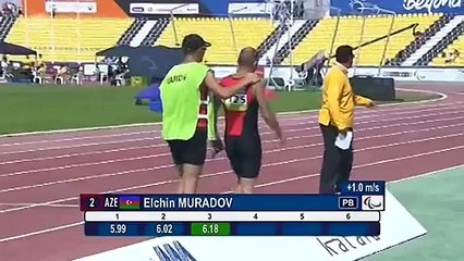 Un athlète aveugle fait une chute drole