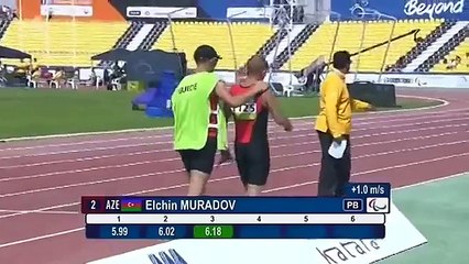 Un athlète aveugle rate son saut en longueur