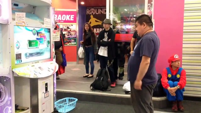 Ce Japonais au ventre bedonnant est un pro à Dance Évolution Arcade...