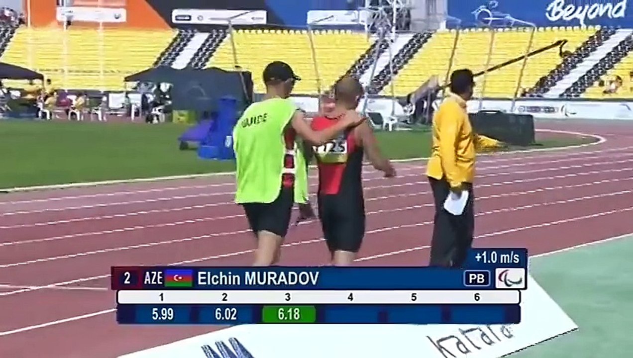 Un athlète aveugle rate son saut en longueur et atterrit à coté