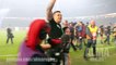 Un jeune fan de rugby reçoit la médaille d'or d'un des Néo zélandais après avoir été plaqué au sol par la sécurité