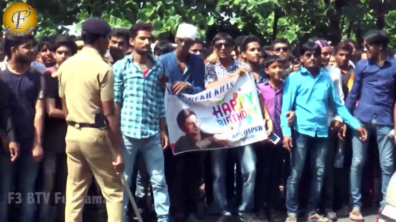 "SRK" AT "MANNAT WITH FANS FULL CROWD WISHING HIS BIRTHDAY HIS FANS"