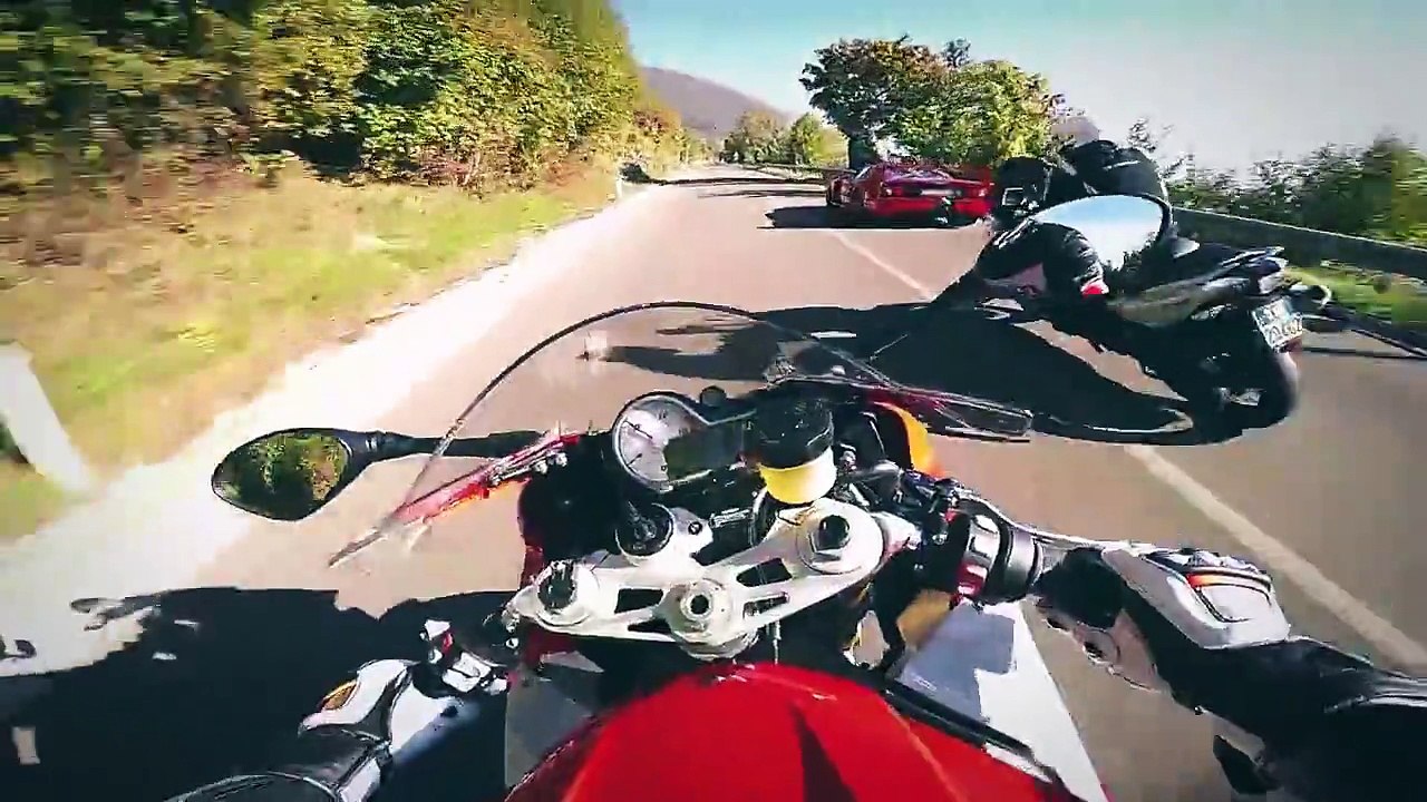Course sauvage entre une Ferrari F40 et une BMW S1000RR sur une route sinueuse de montagne