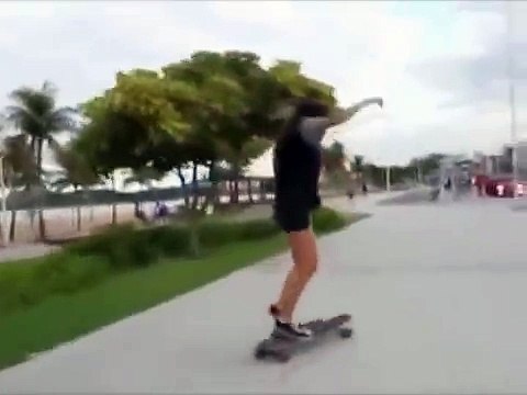 Девушка на скейте творит нечто невероятное, ШОК, СМОТРЕТЬ ВСЕМ!