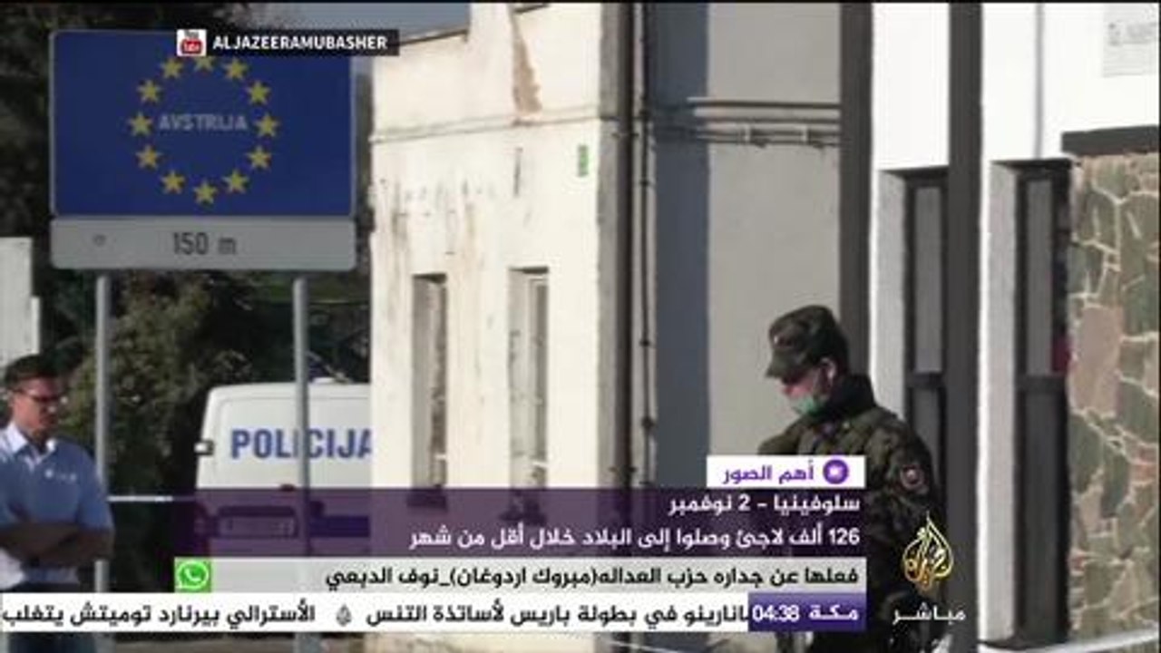 أهم الصور .. شباب فلسطيني يحاول هدم الجدار العازل