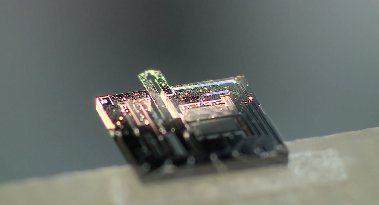 Nanotweezers to handle DNA
