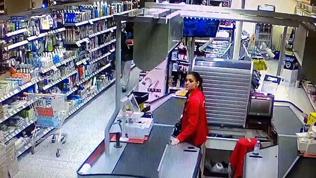 Une caissière ne se laisse pas faire face à des voleurs à l'étalage