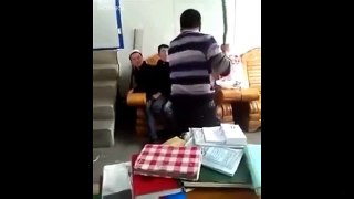 МОТИКА: Казахстански професор од старата школа казнува ученик со стап
