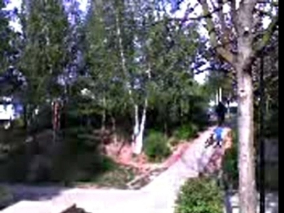 poupinator fait 1 gros saut en vélo